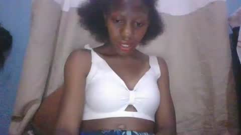Snapshot of edwige770943 chatting on April 2, 3:15 am edwige770943 online show from April 2, 3:15 am