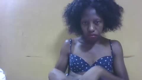 Snapshot of edwige770943 chatting on April 18, 6:28 am edwige770943 online show from April 18, 6:28 am