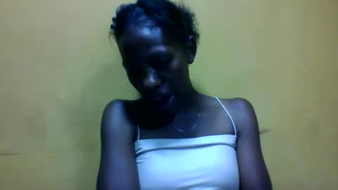 Snapshot of edwige770943 chatting on April 19, 6:10 pm edwige770943 online show from April 19, 6:10 pm