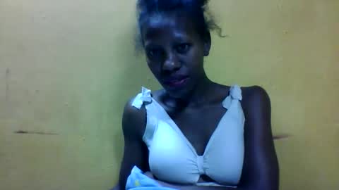 Snapshot of edwige770943 chatting on April 21, 3:24 am edwige770943 online show from April 21, 3:24 am