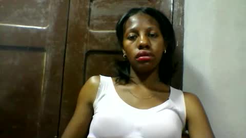Snapshot of edwige770943 chatting on April 23, 12:40 pm edwige770943 online show from April 23, 12:40 pm
