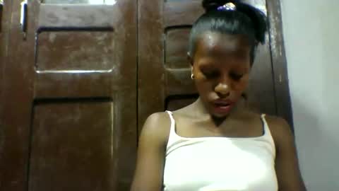 Snapshot of edwige770943 chatting on April 25, 4:26 am edwige770943 online show from April 25, 4:26 am