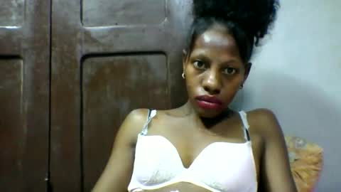 Snapshot of edwige770943 chatting on May 12, 4:37 pm edwige770943 online show from May 12, 4:37 pm