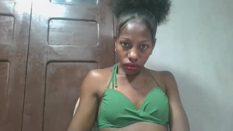Snapshot of edwige770943 chatting on May 17, 3:37 am edwige770943 online show from May 17, 3:37 am