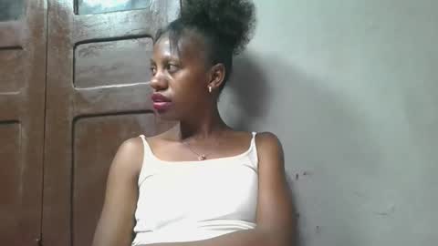 Snapshot of edwige770943 chatting on May 18, 4:13 pm edwige770943 online show from May 18, 4:13 pm