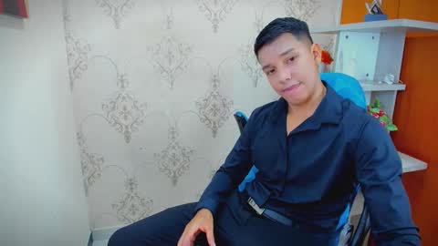 Snapshot of edwin_blaz chatting on October 24, 9:22 pm edwin blaz. online show from October 24, 9:22 pm