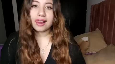 EIMY   MODEL INDEPENDENT online show from February 6, 5:25 am