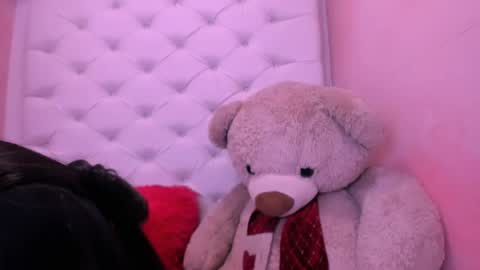 Snapshot of eimy_skinny chatting on April 15, 3:30 pm eimy online show from April 15, 3:30 pm