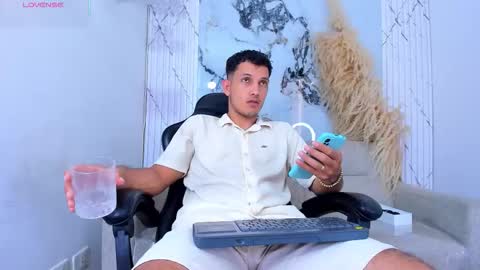 YG COUPLE online show from March 21, 8:01 pm