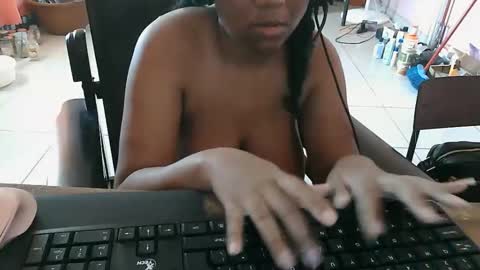 Snapshot of eirondra_valeen chatting on October 20, 1:55 pm Eirondra Valeen online show from October 20, 1:55 pm
