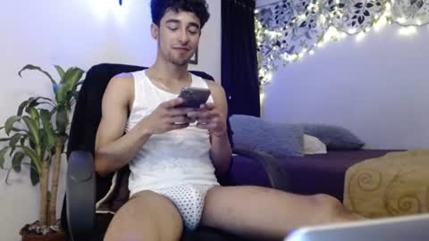 Snapshot of ekhtyr11 chatting on December 10, 2:38 am xoxo online show from December 10, 2:38 am