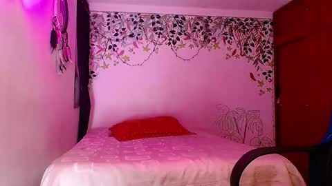 Snapshot of ekhtyr11 chatting on May 13, 12:08 am xoxo online show from May 13, 12:08 am