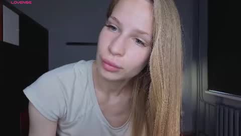 Snapshot of el1s_evans chatting on June 23, 9:18 am please read my bio there is information about private shows and about my personality online show from June 23, 9:18 am