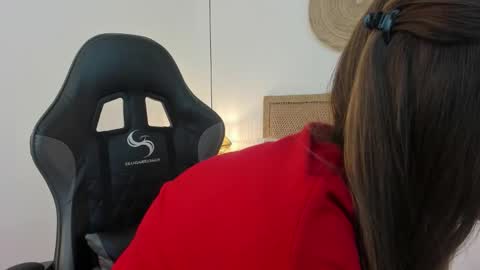 E L A I A online show from March 25, 12:11 pm