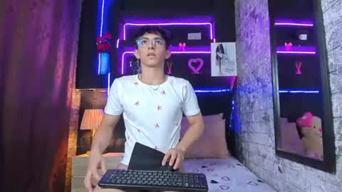Snapshot of elangiraldo chatting on August 9, 10:15 pm Elan Giralon online show from August 9, 10:15 pm