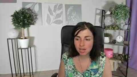 Snapshot of elara_starfall chatting on June 20, 5:43 am Marta online show from June 20, 5:43 am