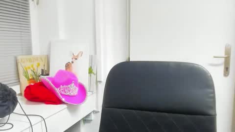 elararossy online show from December 18, 6:25 pm