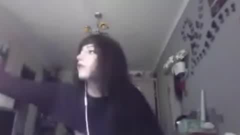 Snapshot of elaynetanton chatting on May 24, 7:46 am Lia online show from May 24, 7:46 am