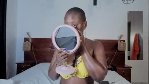 Snapshot of elegant_ebony chatting on June 17, 9:12 am Nika online show from June 17, 9:12 am