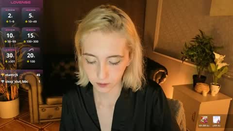 Snapshot of elen__moore chatting on May 16, 6:32 am Elen online show from May 16, 6:32 am