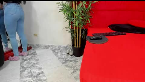 Snapshot of elena_and_derek chatting on December 9, 12:30 pm Elena Derek online show from December 9, 12:30 pm