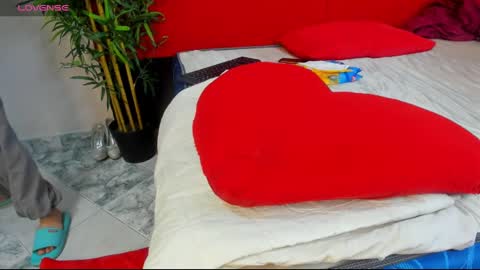 Snapshot of elena_and_derek chatting on December 28, 3:26 am Elena Derek online show from December 28, 3:26 am