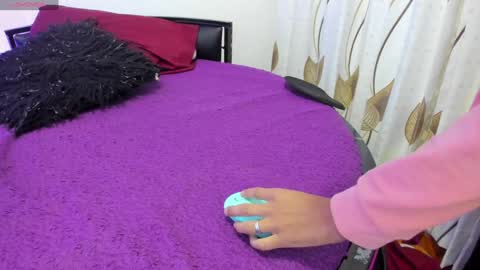 Snapshot of elena_and_derek chatting on December 29, 2:10 pm Elena Derek online show from December 29, 2:10 pm