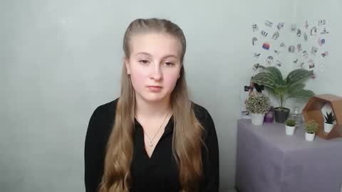 Snapshot of elenateilor chatting on November 4, 1:43 pm Elena online show from November 4, 1:43 pm