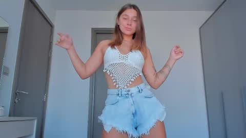 Snapshot of eleonora_linn_ chatting on February 9, 9:16 am Eleonora online show from February 9, 9:16 am