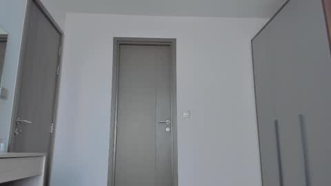 Snapshot of eleonora_linn_ chatting on February 14, 8:21 am Eleonora online show from February 14, 8:21 am