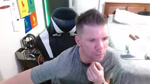 Snapshot of elevatetlb chatting on December 5, 8:45 am Walker online show from December 5, 8:45 am