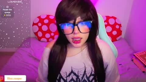 Snapshot of elicecooper chatting on April 10, 6:51 am Elice Cooper new account online show from April 10, 6:51 am