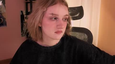 Snapshot of eliejay chatting on January 17, 5:34 am Ellie online show from January 17, 5:34 am