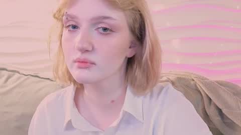 Snapshot of eliejay chatting on February 1, 5:28 am Ellie online show from February 1, 5:28 am