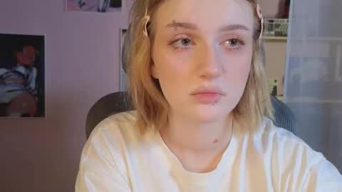 Snapshot of eliejay chatting on February 3, 5:05 am Ellie online show from February 3, 5:05 am