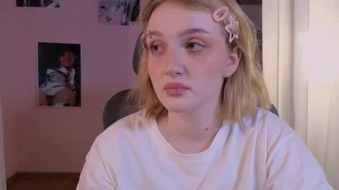 Snapshot of eliejay chatting on February 3, 6:22 am Ellie online show from February 3, 6:22 am