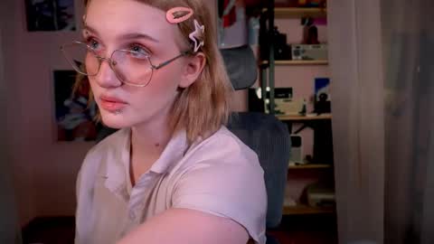 Snapshot of eliejay chatting on February 4, 5:35 am Ellie online show from February 4, 5:35 am