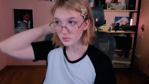 Snapshot of eliejay chatting on February 7, 5:33 am Ellie online show from February 7, 5:33 am