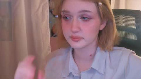 Snapshot of eliejay chatting on February 8, 5:22 am Ellie online show from February 8, 5:22 am