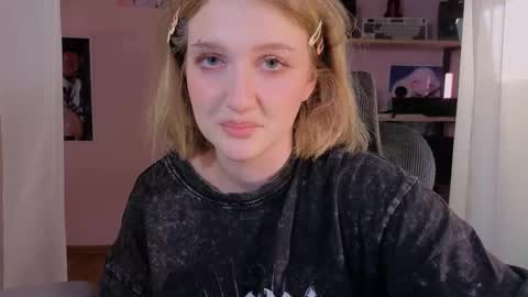 Snapshot of eliejay chatting on February 15, 7:51 am Ellie online show from February 15, 7:51 am