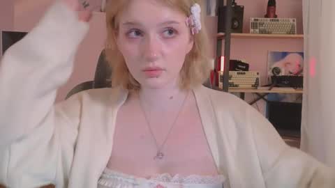 Snapshot of eliejay chatting on February 21, 5:30 am Ellie online show from February 21, 5:30 am