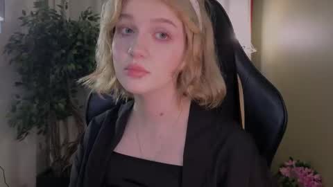 Snapshot of eliejay chatting on February 25, 5:17 am Ellie online show from February 25, 5:17 am