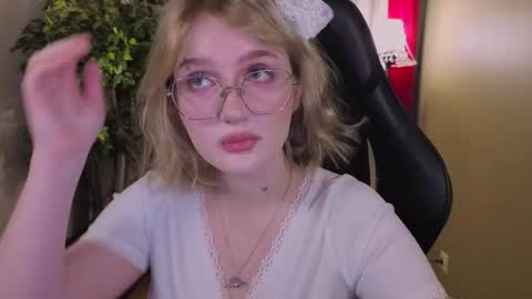 Snapshot of eliejay chatting on March 5, 5:14 am Ellie online show from March 5, 5:14 am