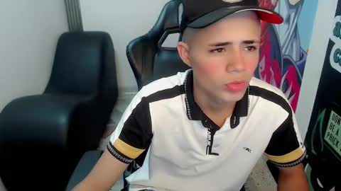 Snapshot of elii_797 chatting on January 21, 2:05 pm bby-santy online show from January 21, 2:05 pm