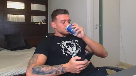 Snapshot of elijahthorne chatting on January 19, 5:11 am ElijahThorne online show from January 19, 5:11 am