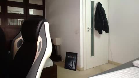 Snapshot of elijahthorne chatting on February 17, 6:21 am ElijahThorne online show from February 17, 6:21 am