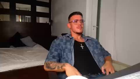 Snapshot of elijahthorne chatting on March 14, 9:26 am ElijahThorne online show from March 14, 9:26 am