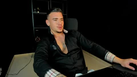Snapshot of elijahthorne chatting on April 9, 8:42 am ElijahThorne online show from April 9, 8:42 am