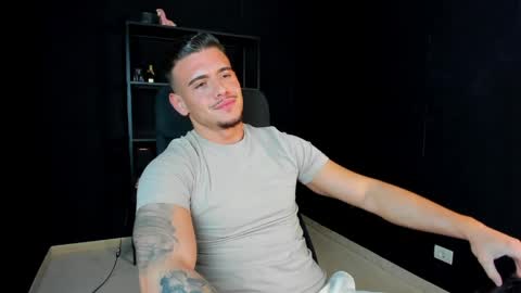 Snapshot of elijahthorne chatting on April 15, 6:42 am ElijahThorne online show from April 15, 6:42 am
