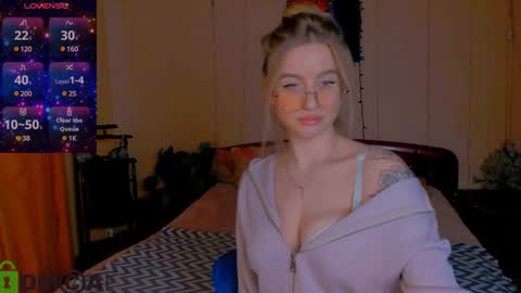 Snapshot of elinor_faith chatting on January 9, 12:19 pm elinor_faith online show from January 9, 12:19 pm